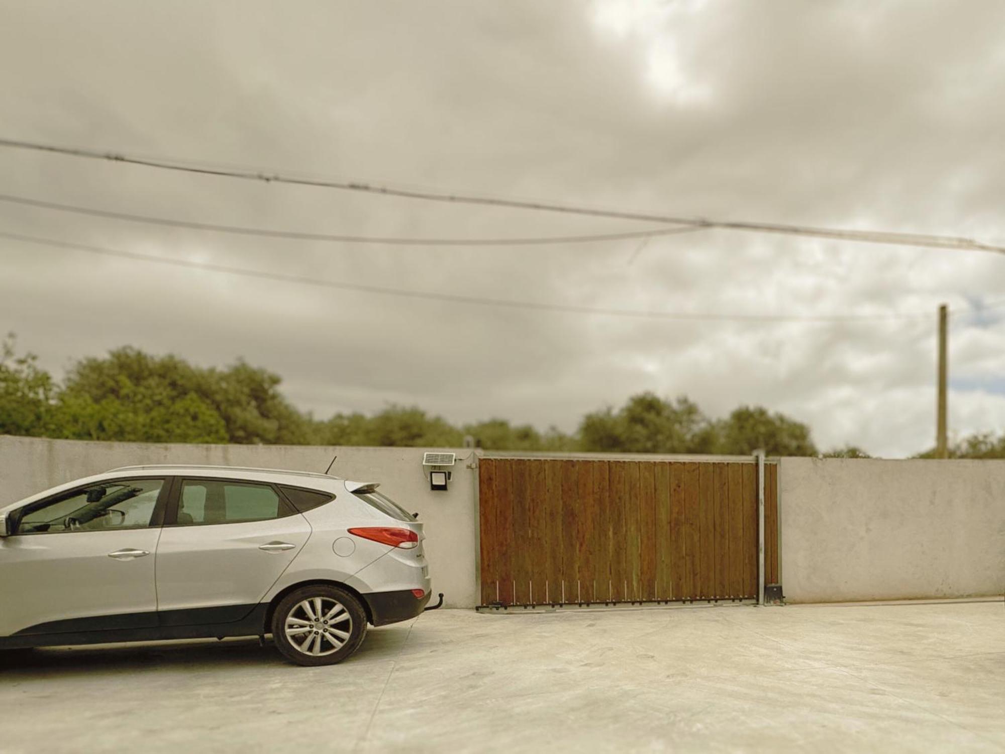 Algherolux -Free Secure Gated Parking For Cars And Motorbikes Exterior photo